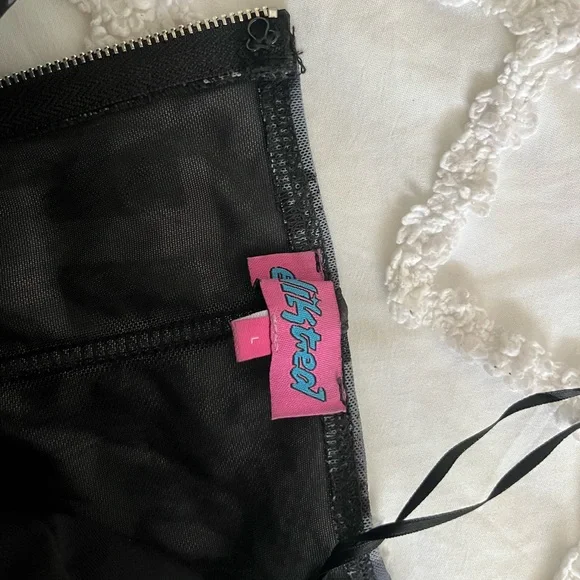 Never worn Edikted going out top corset fit with zipper 💜 - Picture 3 of 3